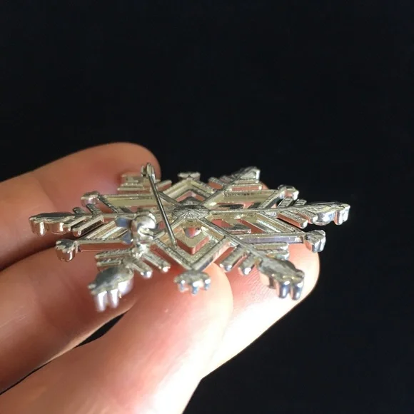 Jewelry - Vintage Silver Tone Snowflake Brooch Pin - Picture 2 of 8